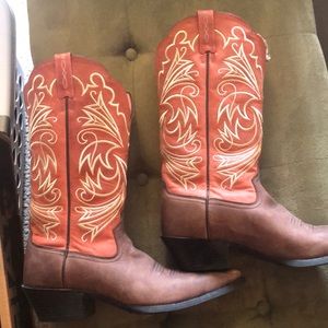 Women’s Ariat cowgirl boots